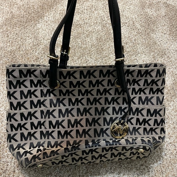 I switch out my purses a lot so I did not carry it for very long - Picture 1 of 7